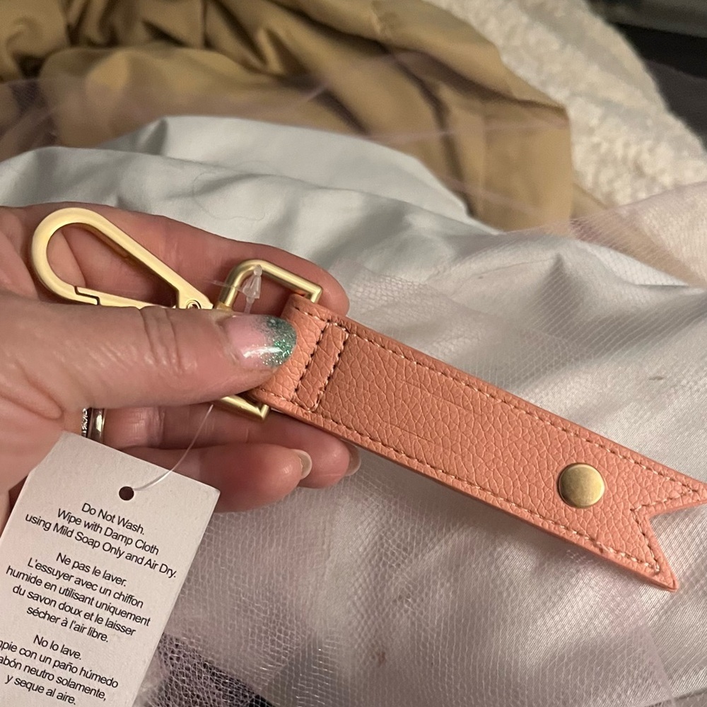 NIP! 💕Thirty-one 💕 Coral Peach Smooth Pebble Cord Wrap Keychain. Initial: L - Picture 6 of 10